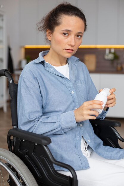 Tiro medio mujer triste en silla de ruedas