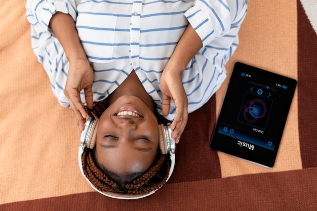 Foto gratuita tiro medio mujer usando audífonos vista superior