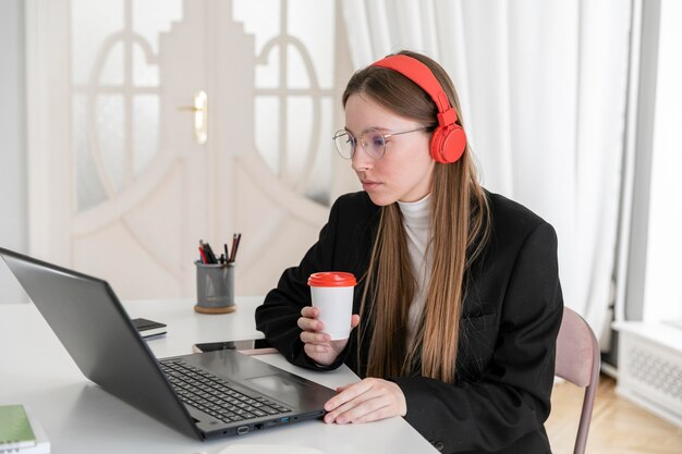 Tiro medio mujer usando audífonos