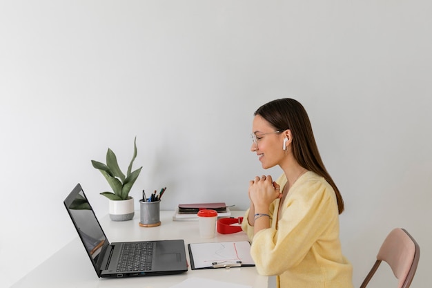 Tiro medio mujer usando audífonos