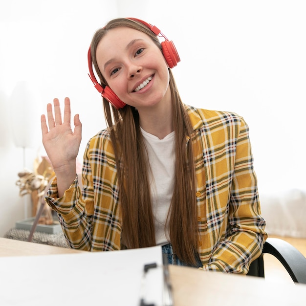 Tiro medio mujer usando audífonos