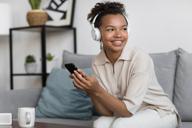 Tiro medio mujer usando audífonos