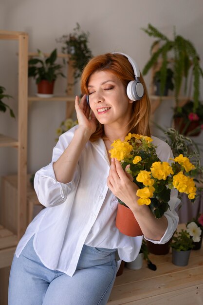 Tiro medio mujer usando audífonos