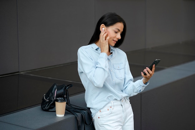 Tiro medio mujer usando audífonos