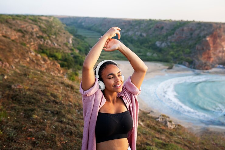 Foto gratuito tiro medio mujer usando audífonos