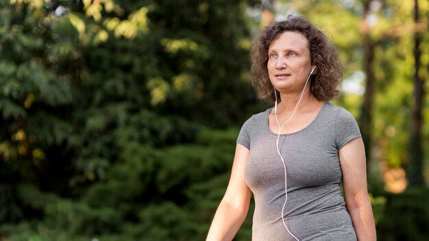 Tiro medio mujer usando auriculares