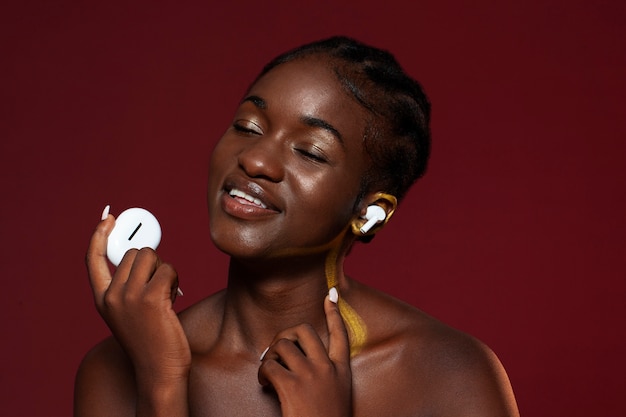 Foto gratuita tiro medio mujer usando auriculares