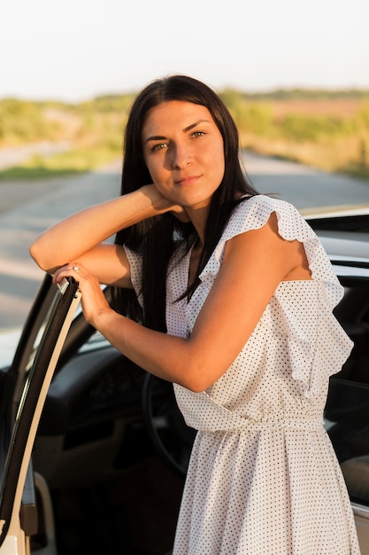 Foto gratuita tiro medio mujer en vestido posando