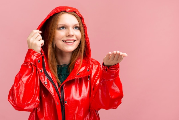 Tiro medio mujer vistiendo chaqueta de lluvia