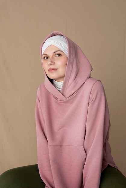 Tiro medio mujer vistiendo hijab