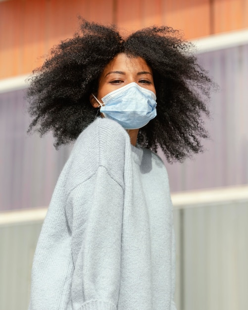 Tiro medio mujer vistiendo mascarilla