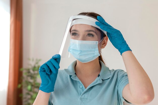 Tiro medio mujer vistiendo mascarilla