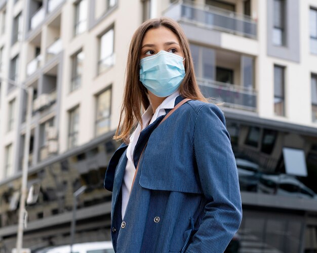 Tiro medio mujer vistiendo mascarilla