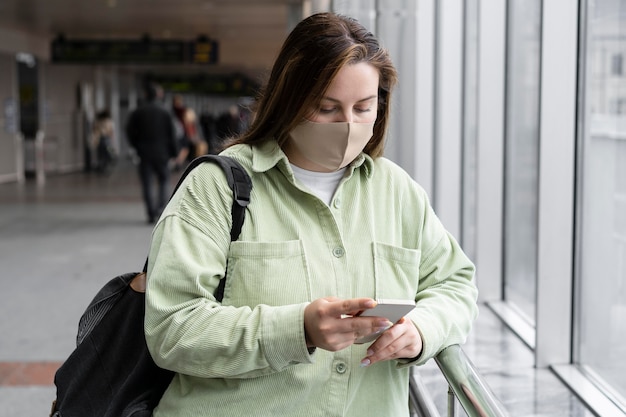 Tiro medio mujer vistiendo mascarilla