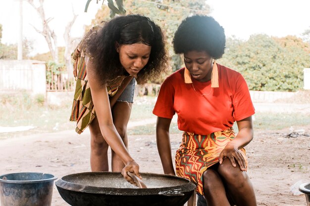 Tiro medio mujeres africanas cocinando