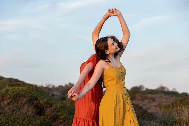 Foto gratuita tiro medio mujeres bailando al aire libre