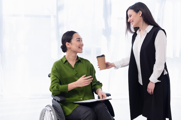 Foto gratuita tiro medio mujeres con café