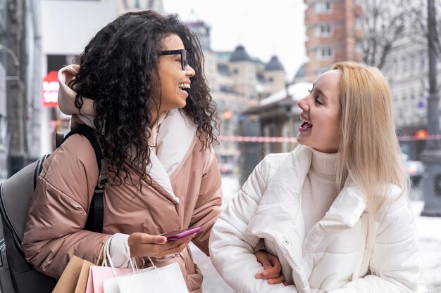 Tiro medio mujeres charlando al aire libre