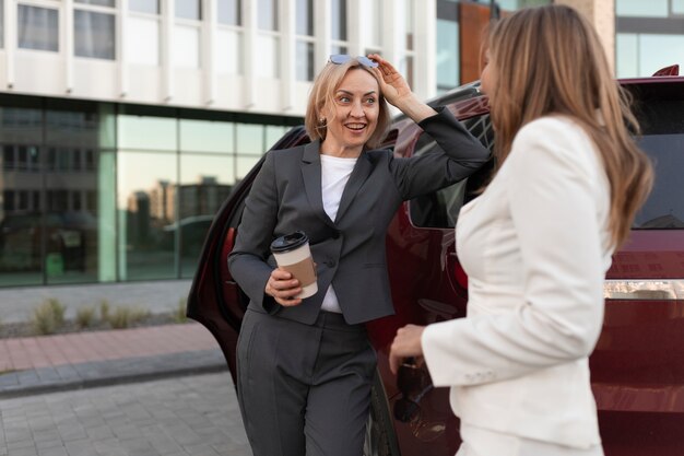 Tiro medio mujeres charlando al aire libre