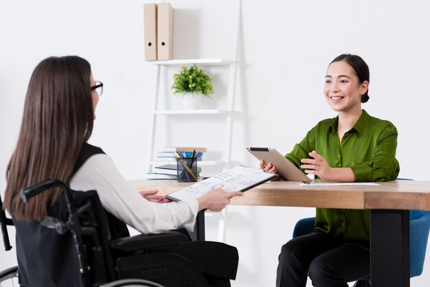 Tiro medio mujeres discutiendo