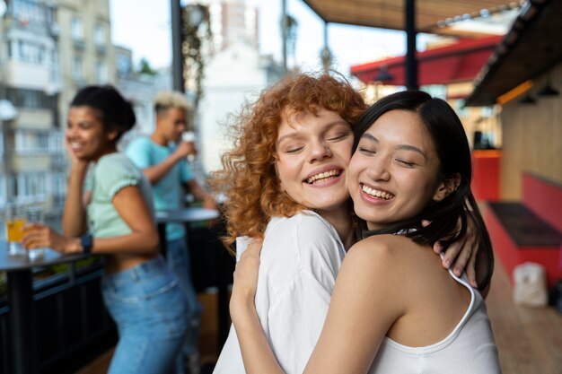 Tiro medio, mujeres felices, abrazar