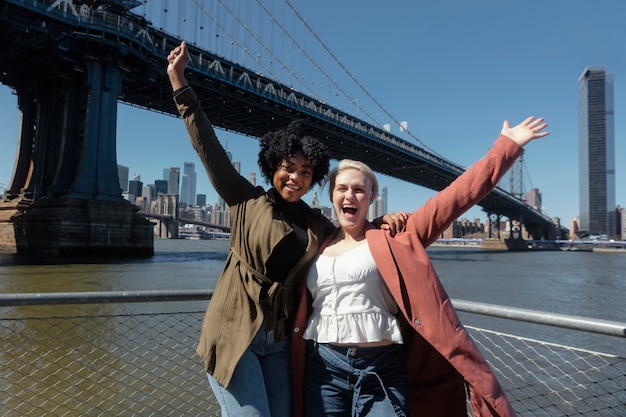 Tiro medio mujeres felices al aire libre