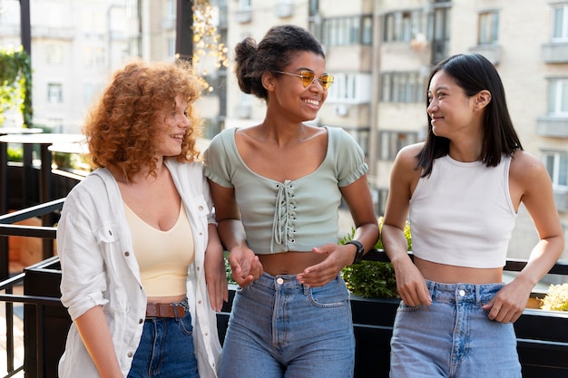 Foto gratuita tiro medio mujeres felices al aire libre