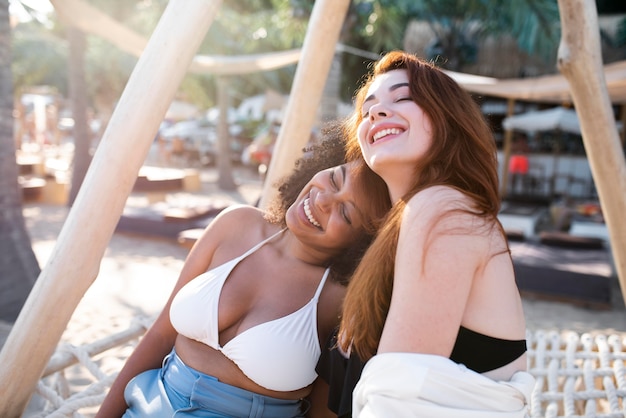 Tiro medio mujeres felices al aire libre