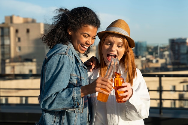 Tiro medio mujeres felices con bebidas