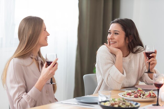 Tiro medio mujeres felices charlando