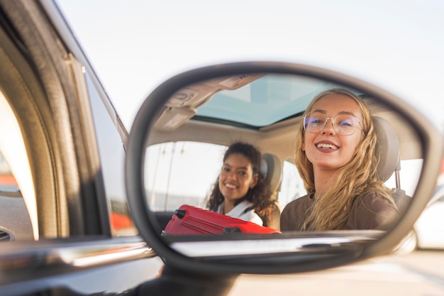 Foto gratuita tiro medio mujeres felices en coche