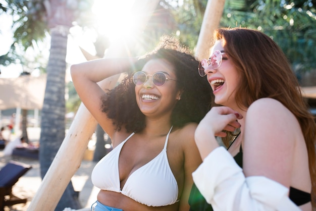 Foto gratuita tiro medio mujeres felices colgando