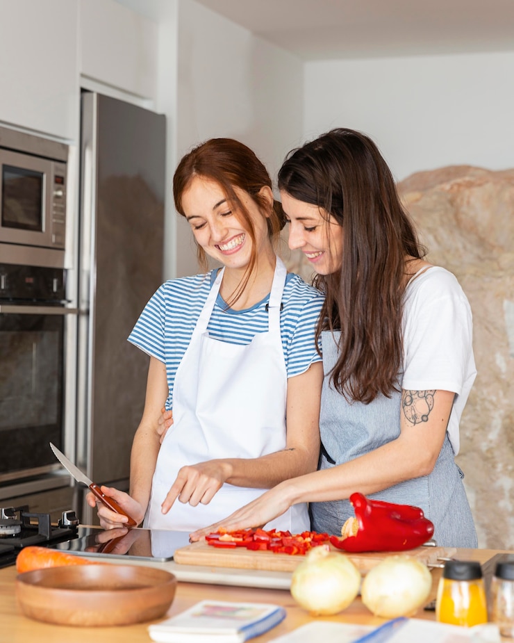 Foto gratuito tiro medio mujeres felices con comida