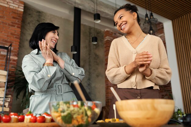 Tiro medio mujeres felices juntas