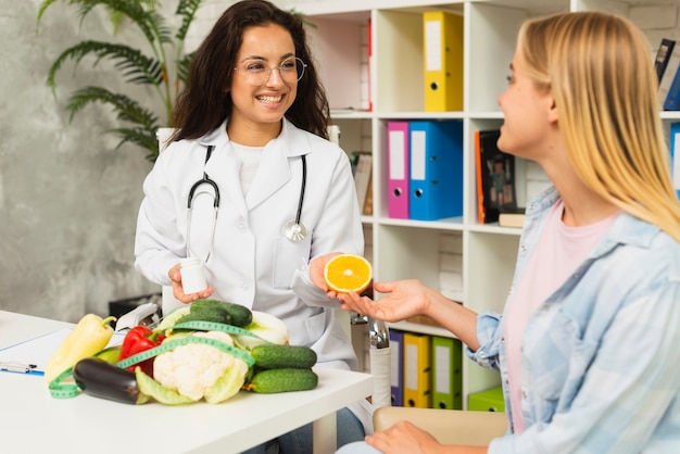 Tiro medio mujeres hablando de frutas