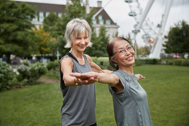 Tiro medio mujeres mayores al aire libre