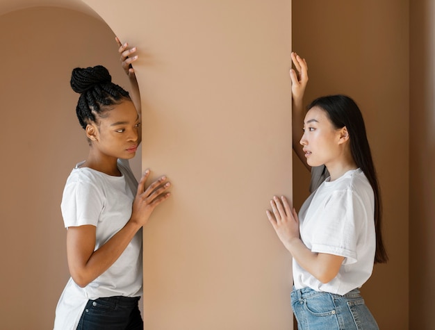 Tiro medio mujeres sentadas en el piso