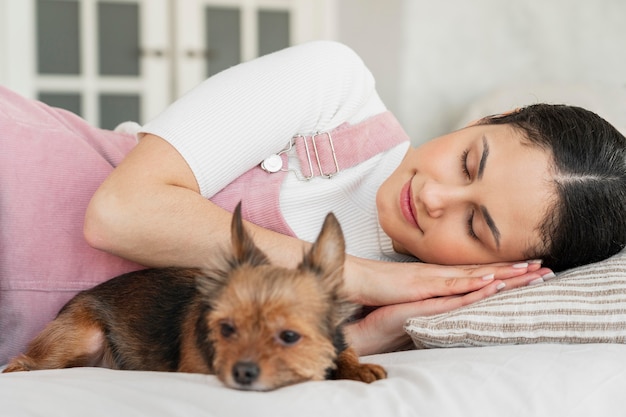 Tiro medio niña durmiendo con perro