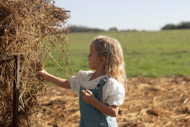 Tiro medio niña feliz al aire libre