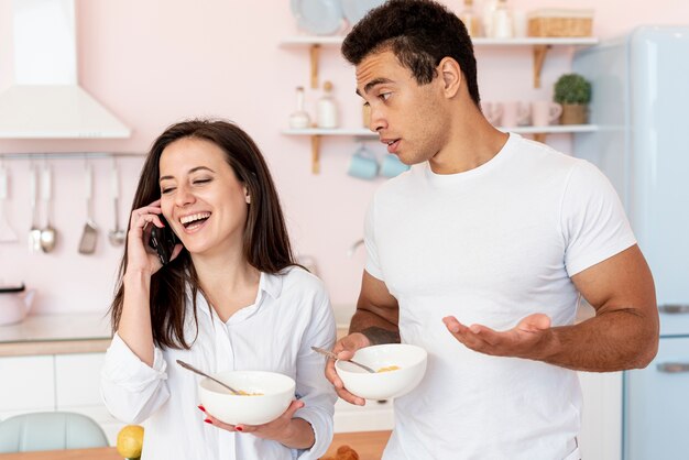 Tiro medio niña feliz hablando por teléfono