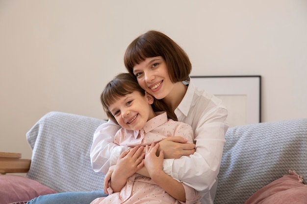 Foto gratuita tiro medio niña feliz y madre