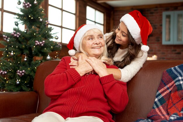 Tiro medio niña feliz mirando a su abuela