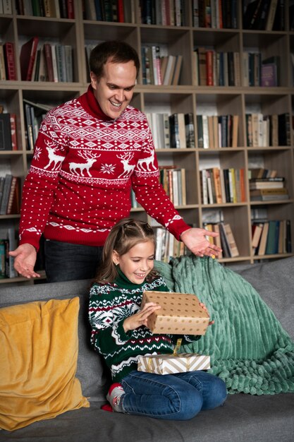 Tiro medio niña feliz recibiendo regalo