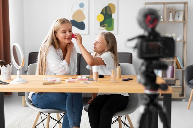 Tiro medio niña y mujer sentada