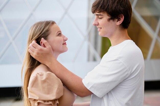 Tiro medio niña y niño enamorado