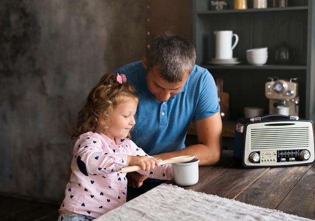 Foto gratuita tiro medio niña siendo curiosa