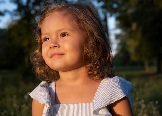 Tiro medio niña sonriente al aire libre