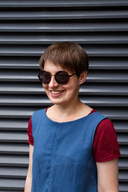 Tiro medio niña sonriente con gafas de sol