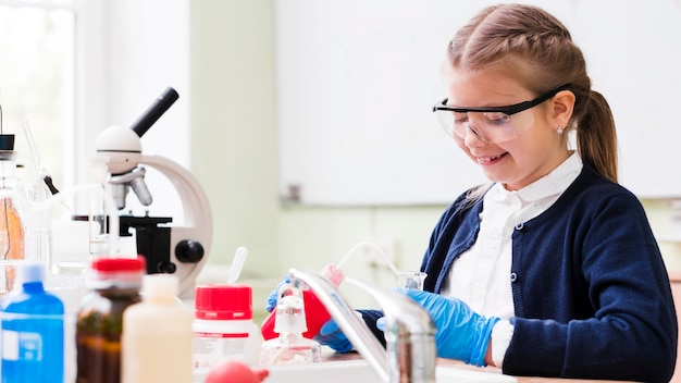 Tiro medio niña sonriente con gafas