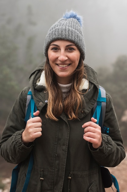 Foto gratuita tiro medio niña sonriente posando